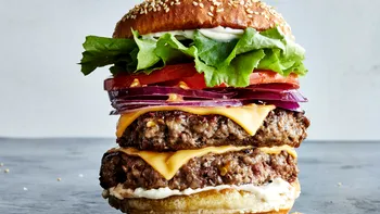 Cum arată și ce gust au burgerii care sunt creați într-un bioreactor