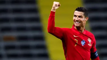 Top 10 Instagram, cele mai bine plătite vedete: cât taxează Ronaldo, The Rock, Ariana Grande