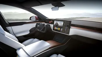 Un nou model Tesla a luat foc în timp ce șoferul se afla la volan