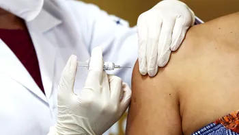 Decizie responsabilă sau abuz? De ce își obligă Google, Facebook și Uber angajații să se vaccineze