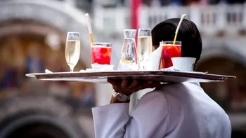 Cât câștigă angajații din restaurante și baruri, doar din bacșișuri. Salariul se triplează