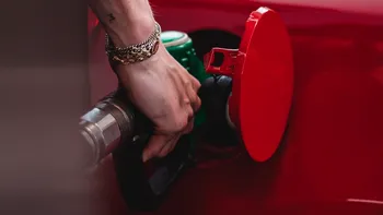 Toți românii cu mașini pe benzină și motorină, grav afectați. Prețurile de la pompă o pot lua razna