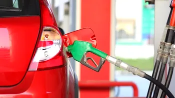 Vestea proastă a dimineții pentru toți cei cu mașini pe benzină și motorină. Ce se întâmplă cu prețurile la pompă pentru români