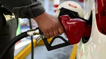 Lovitură după lovitură pentru toți cei cu mașini pe benzină și motorină. Cât de mult a crescut prețul petrolului
