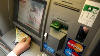 Dispar banii de pe card și afectează aproape toate băncile: ce trebuie să știi, la bancomat