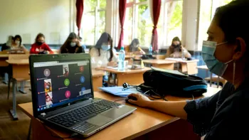 Distracție pe banii pentru elevi. Un primar și o directoare au fost trimiși în judecată după ce ar fi petrecut pe fondurile europene destinate elevilor