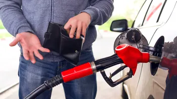 Se întâmplă la pompă și afectează toți șoferii: dezastrul pleacă de la prețul petrolului și este inevitabil