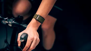A apărut brățara de fitness smart cu o baterie revoluționară: ce legătură are cu Tesla