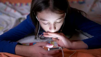 TikTok îți pune copilul în pericol: fără să vrei, ți-l expune la conținut sexual și droguri
