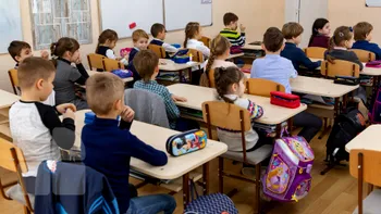 Școlile din România, foarte aglomerate. Câți elevi trebuie să aibă un profesor, cât de gravă este situația acum