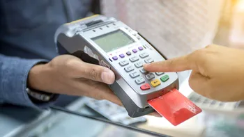 Românii, dependenți de carduri, dar plătim tot cash. Câte s-au emis în acest an