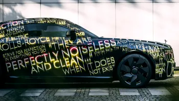 VIDEO Rolls Royce trece pe mașini electrice și a dezvăluit primul bolid de lux: când renunță complet la benzină