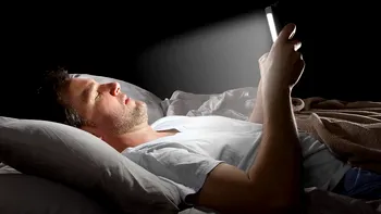 Ce greșeală face toată lumea, înainte de culcare: are legătură cu telefonul tău mobil