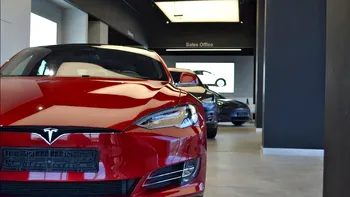 Tesla este din nou în lumina reflectoarelor, iar de data asta nu e de bine