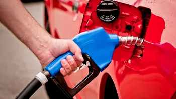 Veștile bune pentru cei cu mașini pe benzină și motorină, la început de săptămână. Ce se întâmplă, de fapt, cu prețul petrolului