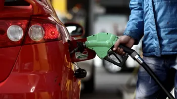 Se întâmplă la pompă și ne poate afecta: prețul petrolului continuă să fluctueze