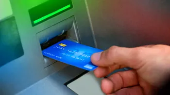 Dispar banii de pe card, direct la bancomat: cum funcționează metoda ”furculița”, cum te protejezi