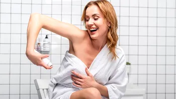 Când e bine, de fapt, să te dai cu deodorant: noi studii arată că ai trăit într-o minciună până acum