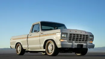 După Chevrolet și Ford se inspiră din trecut și electrifică un model clasic
