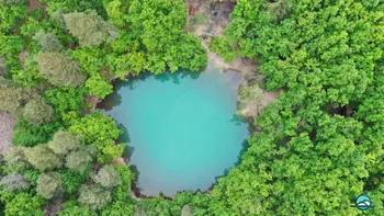 Lacul Albastru, probabil cel mai fascinant loc din România: de ce își schimbă culoarea, unde îl găsești
