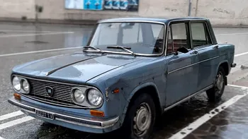 Parcată timp de 50 de ani în același loc, această mașină are o poveste fascinantă: o găsești și pe Google Maps