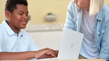 Răspunsul Microsoft la Chromebookuri: Surface Laptop SE, ideal pentru școala online