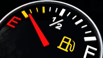 Câţi kilometri mai poţi să mergi după ce se aprinde martorul de benzină sau motorină