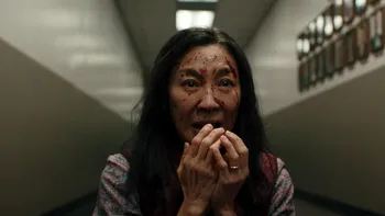Michelle Yeoh explorează multiversul în „Everything Everywhere All at Once”: când va fi lansat filmul