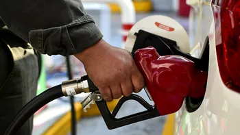 Se întâmplă la pompă: prețul petrolului continuă pe trendul instabilității