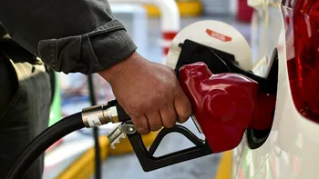 Cel mai negru scenariu pentru șoferi: de ce crește prețul petrolului și cum ne afectează