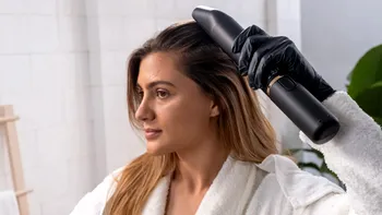 Acest gadget îți face viața mai ușoară când te aranjezi: primul dispozitiv de colorare a părului acasă