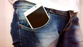 De ce să nu-ți ții telefonul în buzunar, niciodată. Avertismentul ciudat al unui mare producător