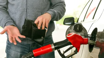 O nouă zi, o nouă veste proastă pentru toți cei cu mașini pe benzină și motorină. Prețurile la pompă vor fi influențate