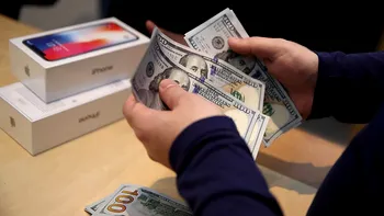 Câte ore trebuie să muncești ca să-ți iei un iPhone: statistica joburilor din România