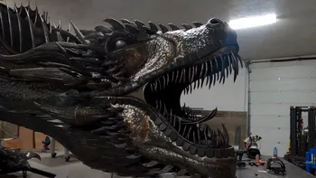 Un fan „Game of Thrones” readuce dragonii lui Daenerys la viață: Drogon are o statuie în mărime naturală