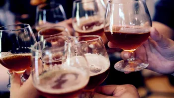 Cât alcool avem voie să bem, de fapt. Noile studii schimbă regulile jocului