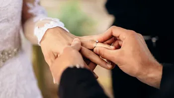 De ce nu se mai căsătoresc tinerii: cum văd românii familia și căsnicia