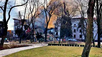 Autoritățile scot de sub dărâmături oamenii ascunși în teatrul din Mariupol. Aproape toți au supraviețuit, după bomba aruncată de ruși