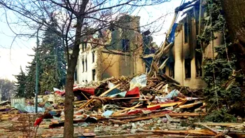 Bilanț dezastruos după bombardamentele de la teatrul din Mariupol. Zeci de oameni sunt încă sub dărâmături VIDEO