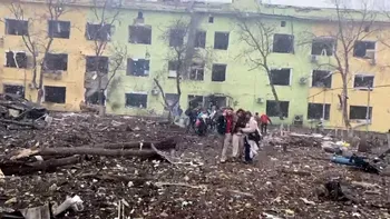 Toate clădirile din Mariupol au fost distruse de bombardamente. Oamenii nu pot fi evacuați din cauza atacurilor