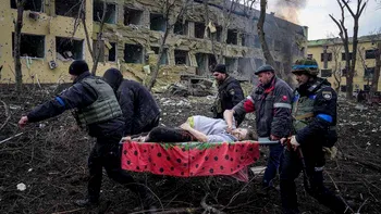 Femeia însărcinată, cărată pe targă după bombardamentul de la maternitatea din Mariupol, a murit