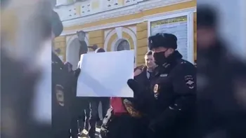 Moment bizar în Rusia. O femeie care protesta a fost arestată pentru că avea pancarta goală