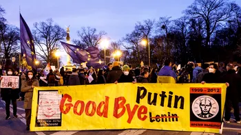 Oamenii din mai multe orașe europene ies în stradă pentru Ucraina:  „Opriți-l pe Putin!”