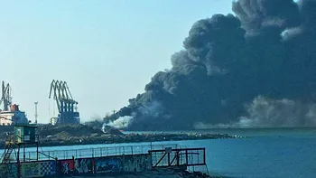 Portul din Berdiansk a luat foc. Nu se știe dacă trupele ruse au lovit un depozit de combustibil VIDEO