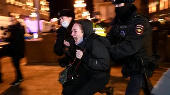 Rușii au ieșit pe stradă și au protestat în 21 de orașe împotriva războiului din Ucraina. Peste o mie de manifestanți au fost reținuți de poliție