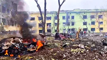 Rusia neagă bombardamentele de la maternitatea și spitalul de copii din Mariupol. Imaginile dezastrului arată pompieri evacuând femei gravide rănite