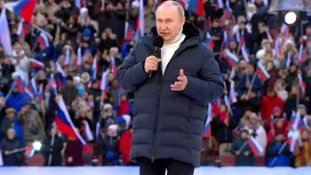 Sărbătoare în Rusia, în timp ce ucrainenii sunt bombardați. Putin a adunat zeci de mii de oameni la o manifestație pro-război VIDEO