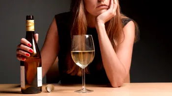 Alcoolul produce modificări cerebrale: cât trebuie să bei, de fapt