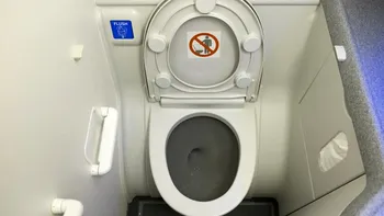 Ce se întâmplă când mergi la toaletă în avion: unde se duce conținutul din wc