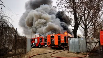 Incendiu la un centru de colectare și reciclare deșeuri în apropiere de Glina. Mesaj RO-Alert: „Evacuați zona!” FOTO